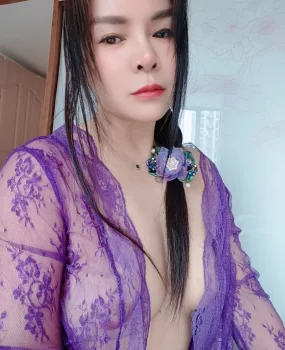 紫色肥逼少妇
