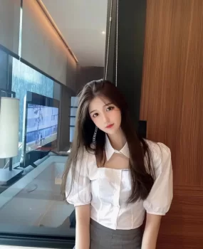在画室工作的文艺清新脱俗白皙肌肤美少女